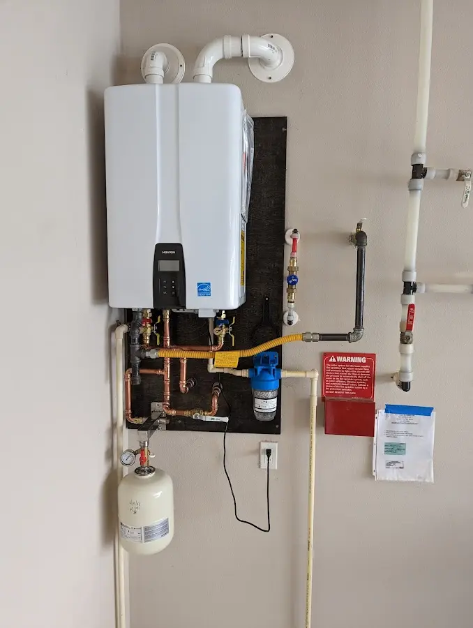 Professional plumber installing copper piping in a North Catasauqua home